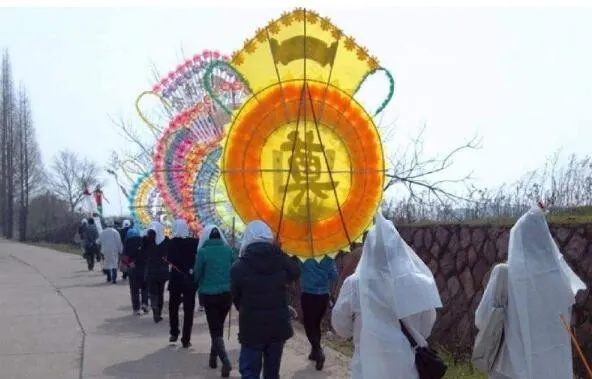梦到家中死人办丧事还下着雨，周公解梦与心理分析