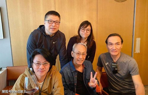 梦见刚死去的亲人要买袜子，一场梦境的深层解读