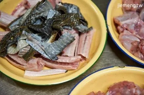 梦境解析，梦见与亲人共食生蛇肉的深层含义