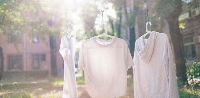 梦见穿白色衣服，纯洁与转变的象征