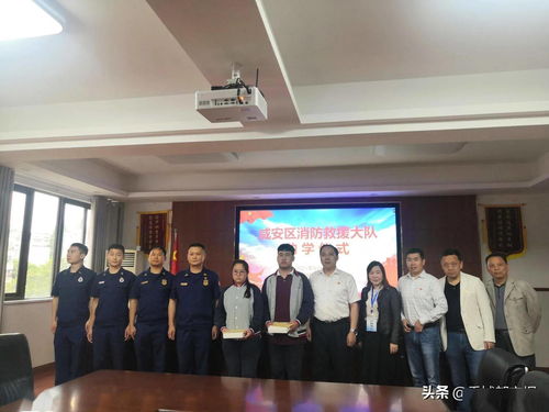 梦境中的温情传递，梦见奶奶赠予金色鞋履的深意解析