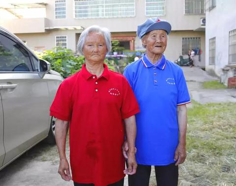 梦见过世的亲人回家吃花生瓜子，重逢的温馨与心灵的慰藉