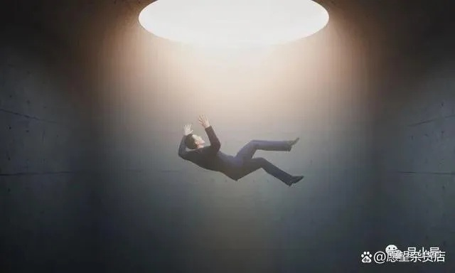 梦境惊魂，解析梦到妈妈从楼上摔到水里的深层含义