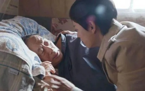 男性梦见自己死去的爷爷奶奶，梦境背后的情感与象征意义