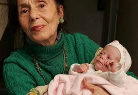 孕妇梦境中的奇异景象，解读老奶奶与婴儿车上的大便