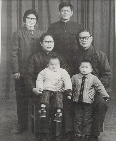 梦回往昔，母爱无言，解读梦中再见已故母亲的深层含义