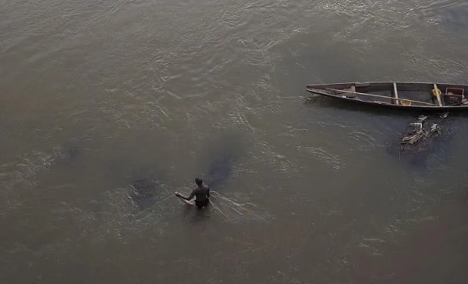 梦境的启示，梦见死去的人拉我丢进河里