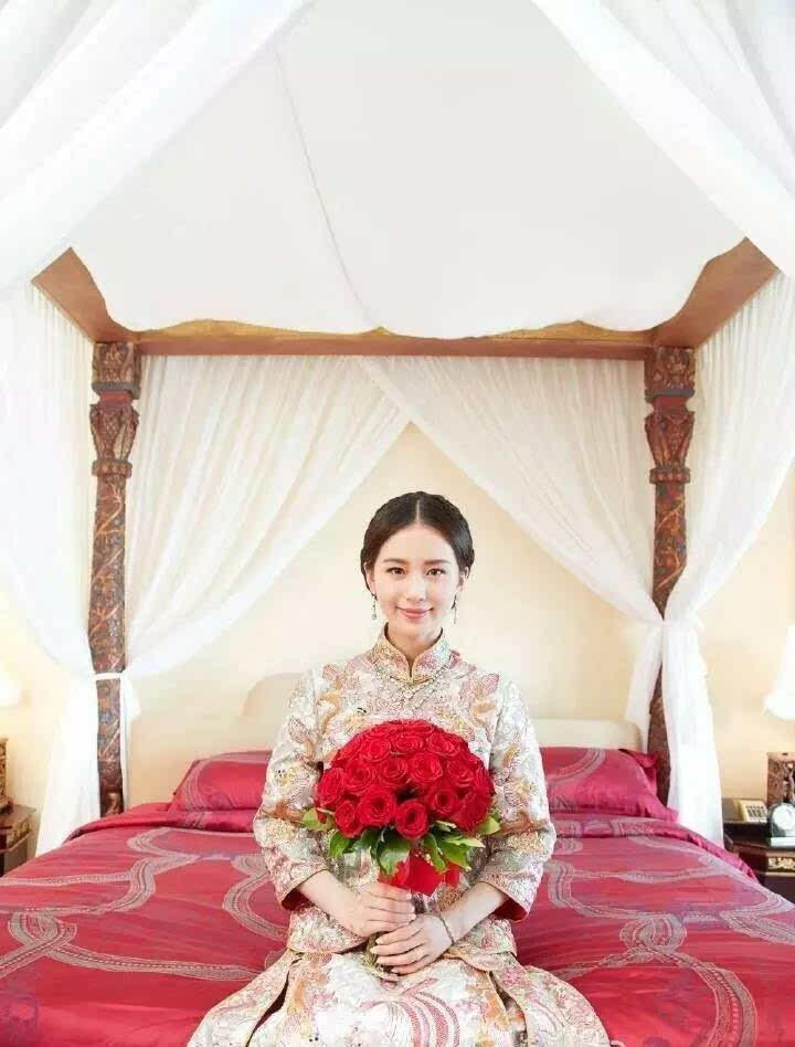 梦到自己结婚还穿着红色的婚服，预示新生活的开始与幸福的象征