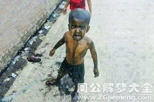 梦见掉进粪坑，寓意深长的梦境解析