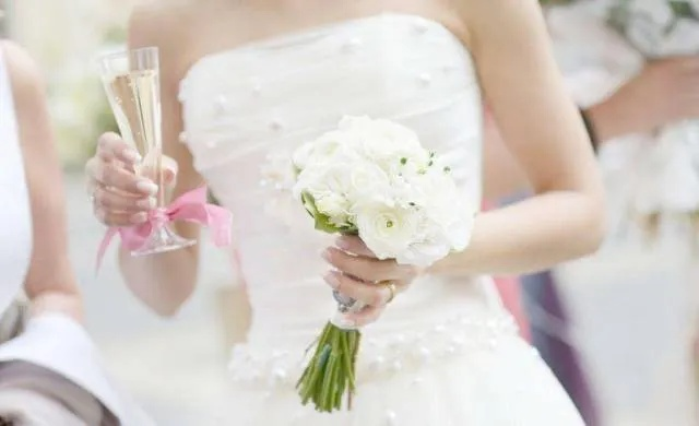 梦见自己和老婆结婚请喜酒，情感加深与未来美好的预兆