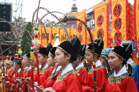 梦见燕子在家筑巢，寓意、解析与心灵启示