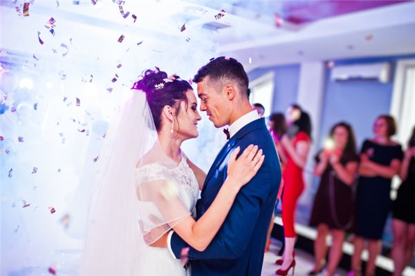梦见上牙掉了两颗，梦境背后的深层含义与心理解析
