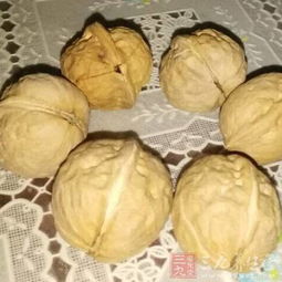 女人梦到摘核桃看到蜂巢，寓意与解析