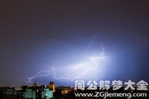 梦见下大雨打雷龙下凡，探索梦境中的神秘预兆与心灵启示