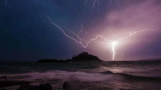 梦见下雨好大的电火，梦境中的自然之力与内心情感的交织