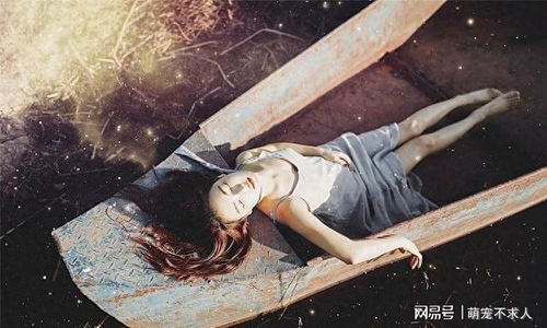梦境中的沉重预兆，解析梦到棺材压在我身上的深层含义