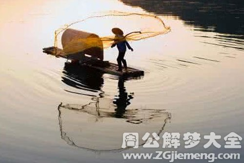 梦境解析，梦见捞鱼遇大水，恐惧与逃避的深层含义