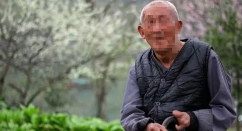 梦境与现实的交错，梦见已故亲人打牌，寓意何在？