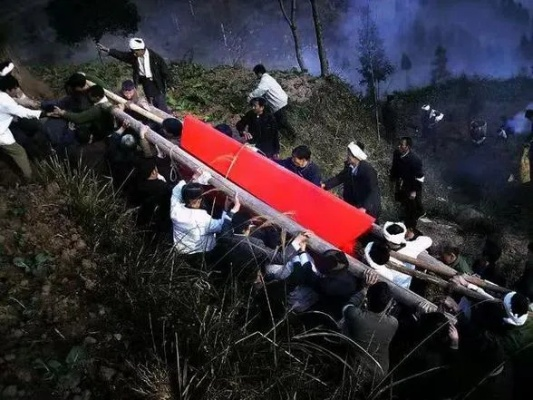 梦见别人抬着白棺材来我院中，寓意与心理解析