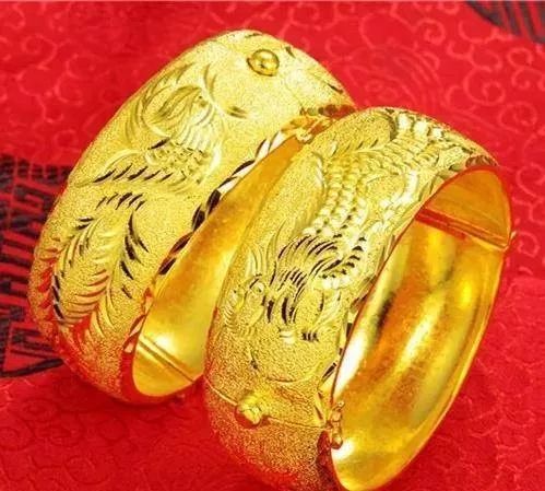 梦到金元宝和金鱼，财富与好运的象征