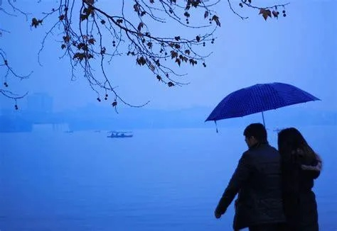 周公解梦，梦见下雨天打伞送已故亲人，寓意深远的心灵慰藉
