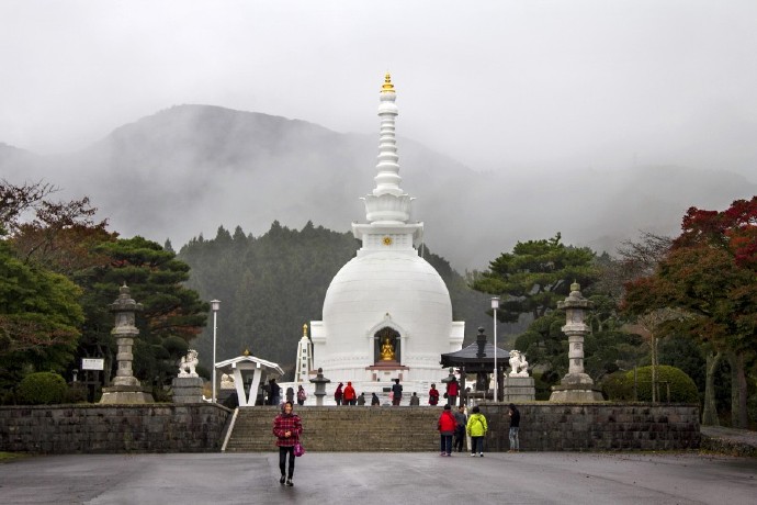 梦境中的佛性启示，探索高大险峻佛像山下的深层寓意