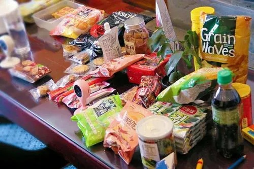 梦见在自家捡一大包零食，背得我喘不过气来，站在很多灰尘的窗前望着