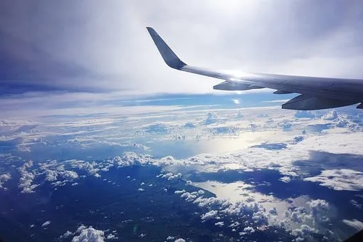 梦见和全家人一起坐飞机，家庭团聚与心灵旅行的象征解读