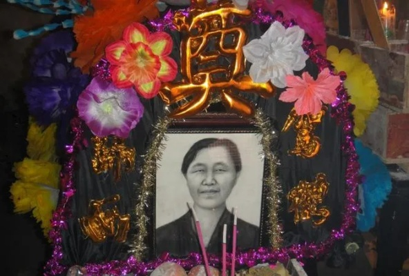 梦境中的生死轮回，解析梦到已故爷爷在葬礼中复活的意义