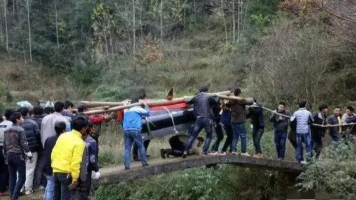 梦境解析，梦见好多人从空中抬棺材下来并伴随有人打架的预兆