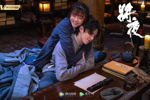 梦境之旅，与逝去亲人共乘飞机的深层含义与心灵启示
