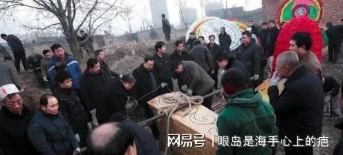 梦见四口棺材里面是祖父母父母，家族传承与心灵慰藉的梦境解析