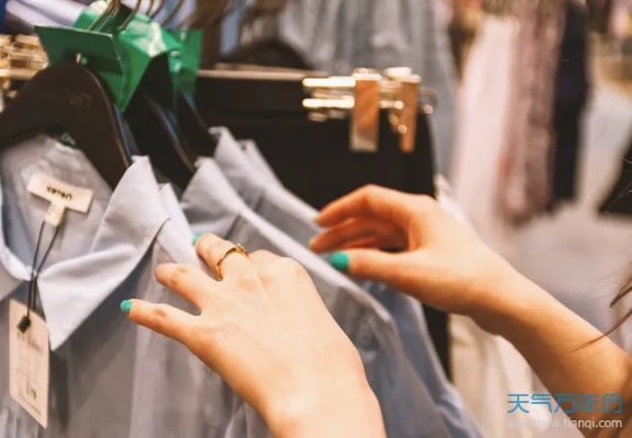 梦见别人送衣服给自己，梦境背后的深层含义与解析