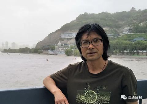 梦回往昔，母爱依旧，解读梦到已经去世的妈妈从床上掉下来的深层含义