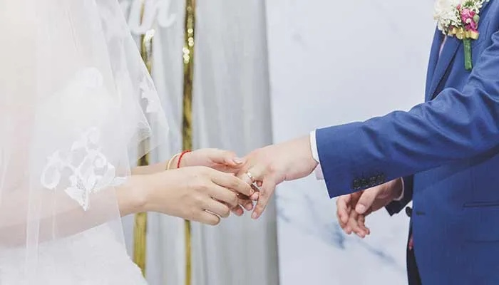 纠结梦境，昨晚梦见与前任男友结婚前夕的复杂情感