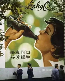 梦境中的纯真与界限，解读梦见有个小孩自己在玩，过去一男一女就要去抱他，我看到了就走过去叫的深层含义