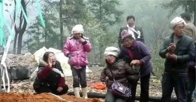 梦境与现实的交织，梦到自己趴在去世的爸爸坟前，预言姐姐离世，却接到电话通知姐姐安好