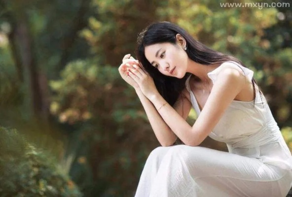 梦见老公出轨衣领全是口红印，梦境背后的深层寓意与解析
