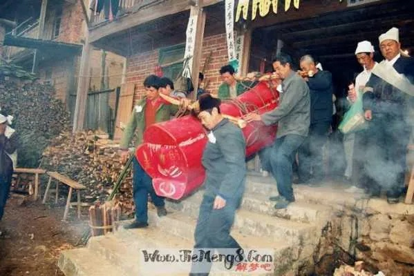 梦见穿百带孝抬官材，梦境背后的深层含义与解析