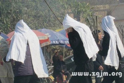 昨晚上梦见自己大着肚子了还梦见别人办丧事，寓意与解析
