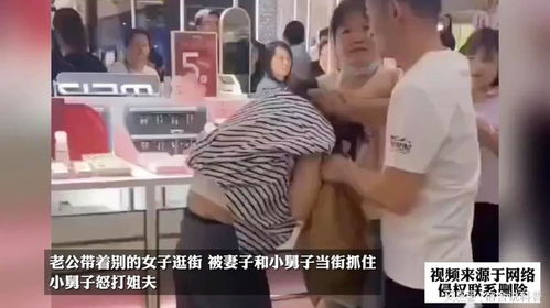 昨晚我做梦梦到我的表姐和我一起逛街，然后看到2对夫妻在打架