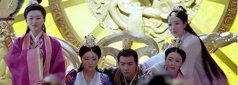 梦见一只狗狗掉进了厕所里，另一只狗狗获得了救赎