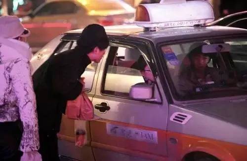 梦境中的奇遇，与陌生男子共乘出租车的深层解析