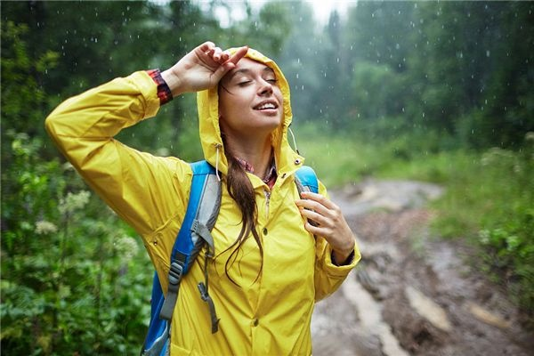 梦见陌生女人穿睡衣没穿内裤在雨中奔跑，一场梦境的深层解析