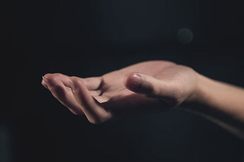 解梦，为何两次梦见右手的五个手指被人砍了半截——第一次是别人，第二次呢？