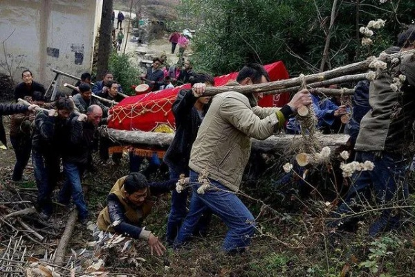 梦回往昔，解读梦到死人复活坐在房顶砍柴的深层含义