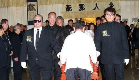 梦见抱住黑色的棺材哭，内心深处的哀悼与释放