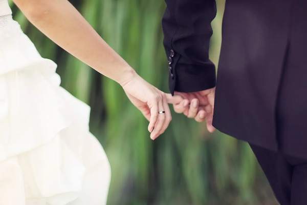 梦婚缺席，泪洒梦境，解析梦中与女友结婚却未见父母之兆