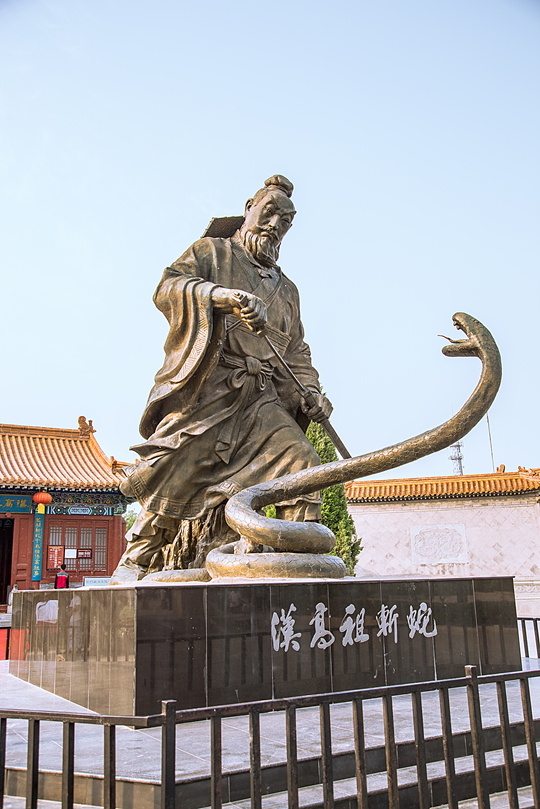 梦见两条大蛇爬进家里，预示什么？