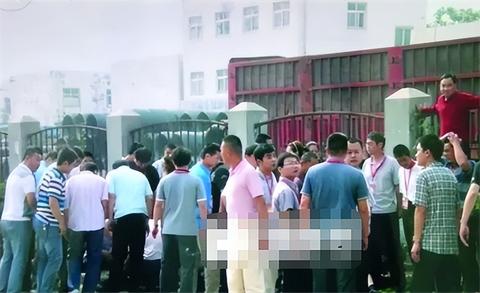 梦见房子倒塌，梦境背后的深层含义与心理解析